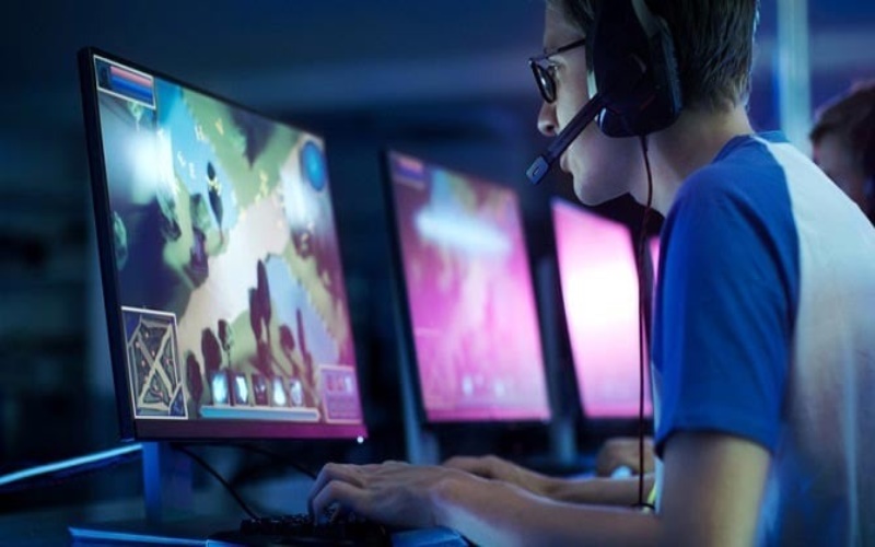 High Stakes and High Rewards in Online Game Tournaments